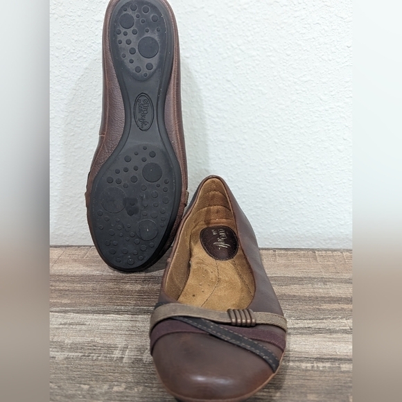 Eurosoft by sofft brown flats with tan and black straps on shoe front - Picture 3 of 5